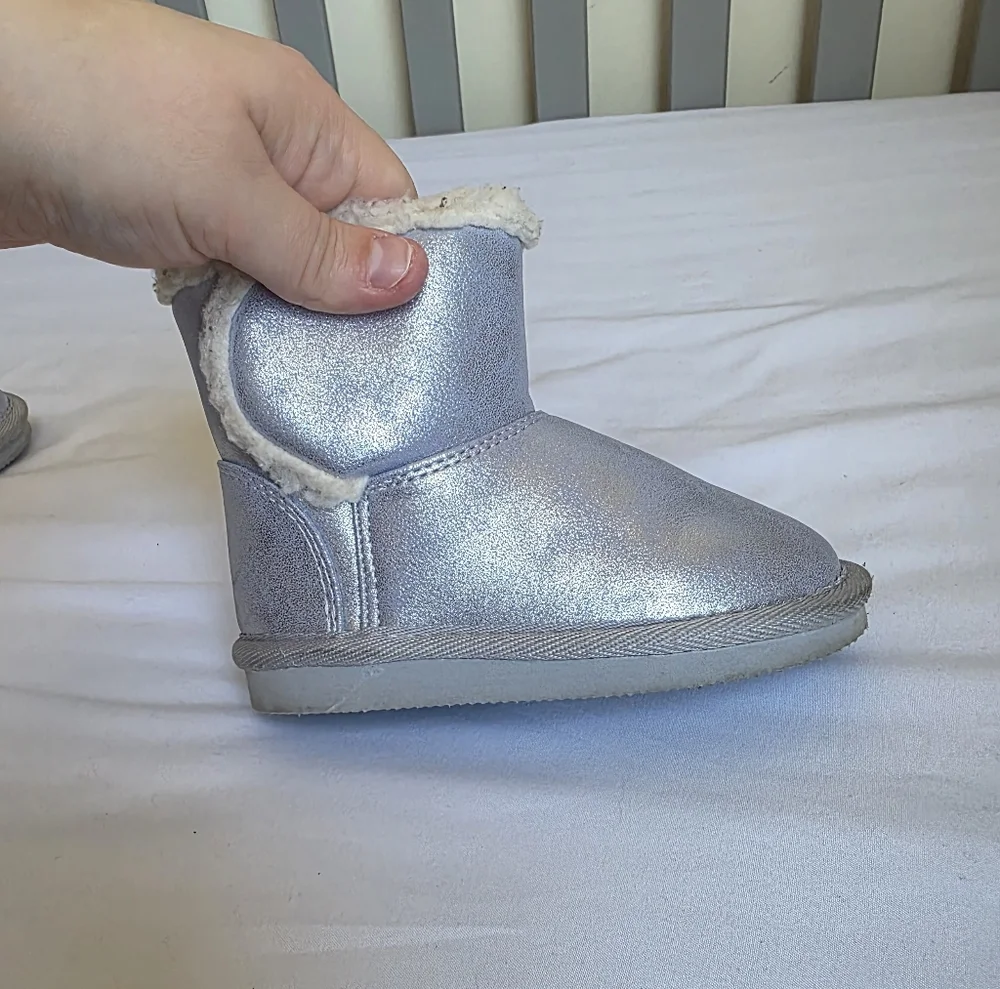 Baby Gap Metallic Icy Blue Silver Fur Lined Toddler Girl Boots Size 7